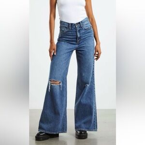 NWOT Levi’s High Loose Flare Ripped Distressed Ultra High Rise Jeans Size 27